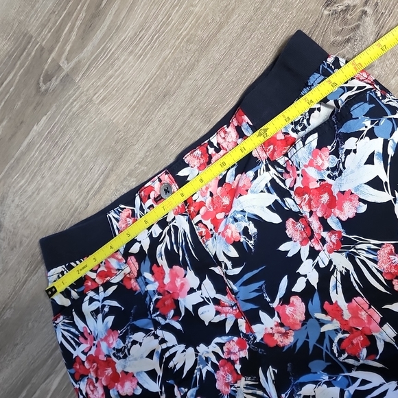 CHICO'S FLORAL CAPRI - Picture 5 of 5